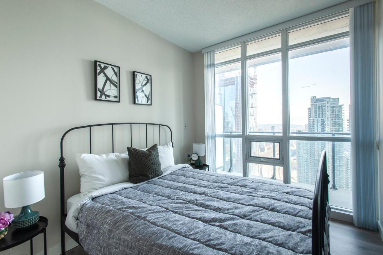 Downtown Two Bedroom With Amazing View, Free Parking Apartment
